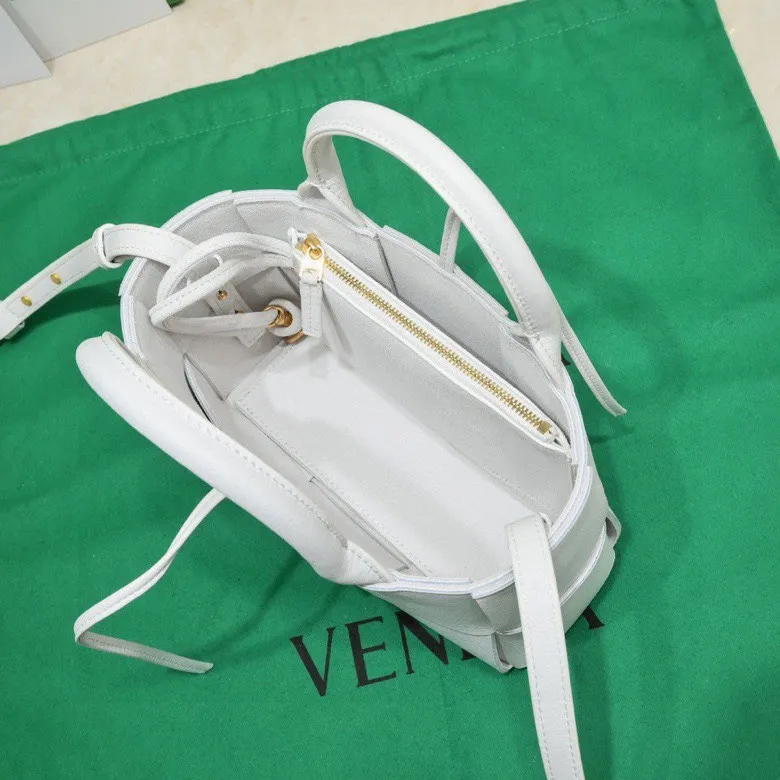 Batch 1420 BV Candy Arco super mini tote bag. The size of a mobile phone 😋 can only hold cuteness 🥰 I have always been fond of tote bags because it has no complicated design, is simple and neat, and can be easily matched with daily clothes. Key points, key points! It is equipped with a detachable shoulder strap, so you can match your different looks. It is full of texture. Size: 20*7*13 Style number: 9895#